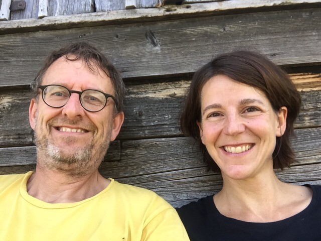 Portrait von lachendem Mann und lachender Frau